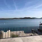 Beachfront וילה *